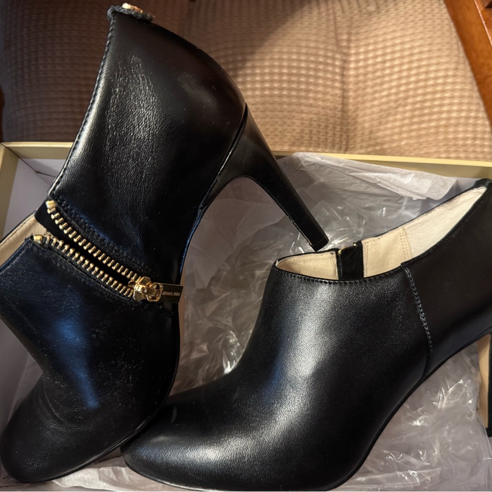 NWT Michael Kors black zip ankle boots